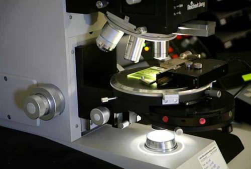 Microscope optique utilisé pour l’analyse de lames minces.