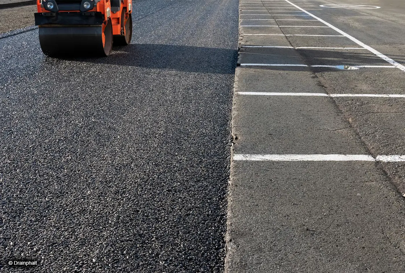 Waterdoorlatend asfalt voorkomt plasvorming en overstromingen - L'asphalte perméable à l'eau permet d'éviter les flaques et les inondations