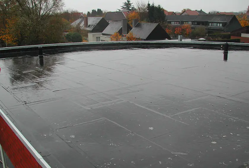 onthechting van de isolatieplaten van een plat dak - un décollement des panneaux isolants d'une toiture plate